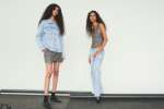 Zwei Frauen tragen Kleidung von Designers Remix.