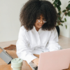 woman working with configuring products in the b2b webshop