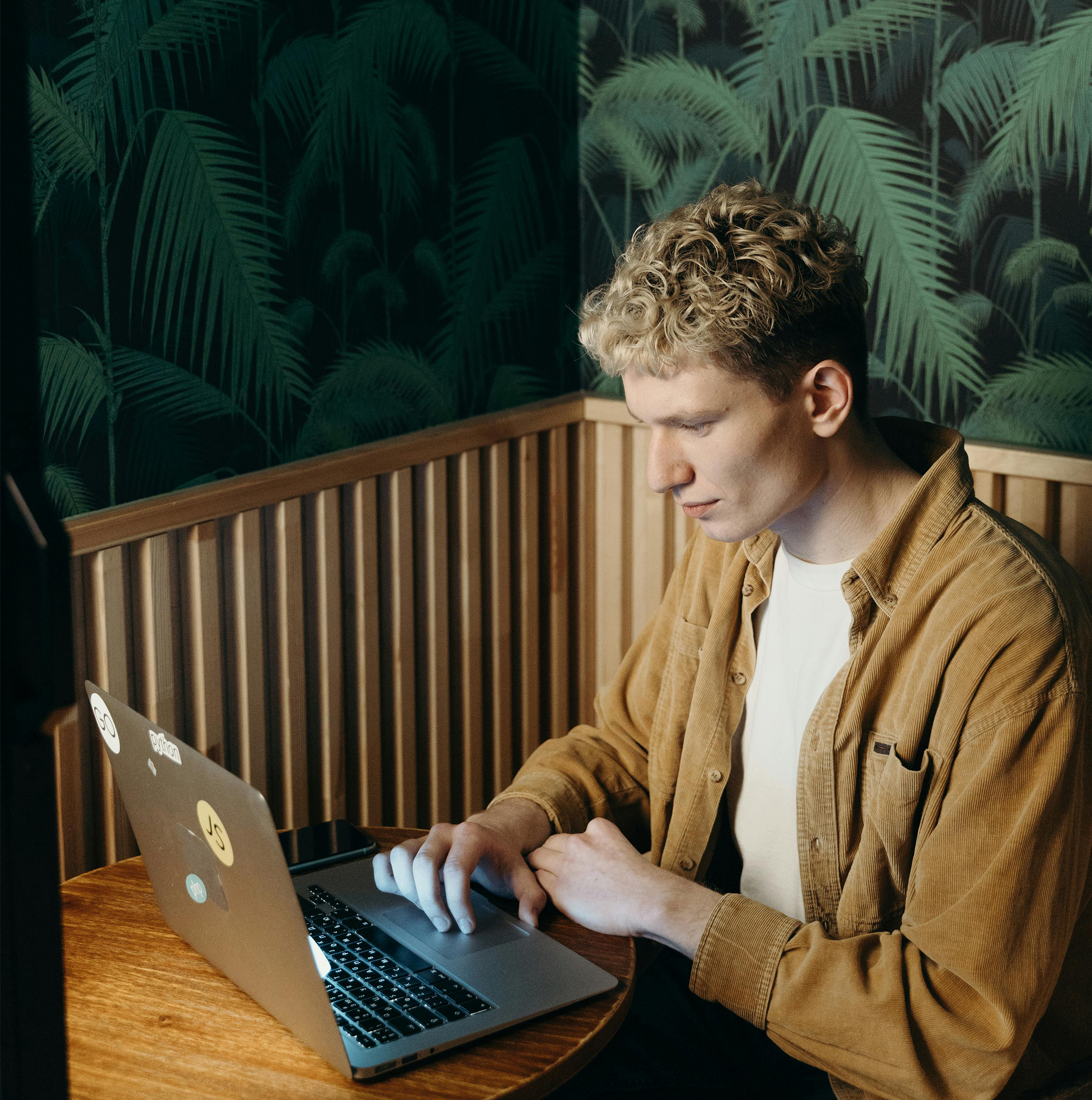 Man with glasses buying B2B e-commerce system online